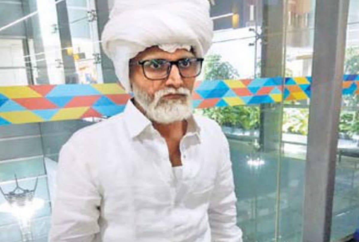 youth reached airport as an old person with fake passport