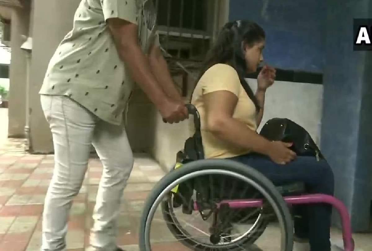 virali modi wheelchair bound woman misbehaved by cisf personnel during checking she want apology