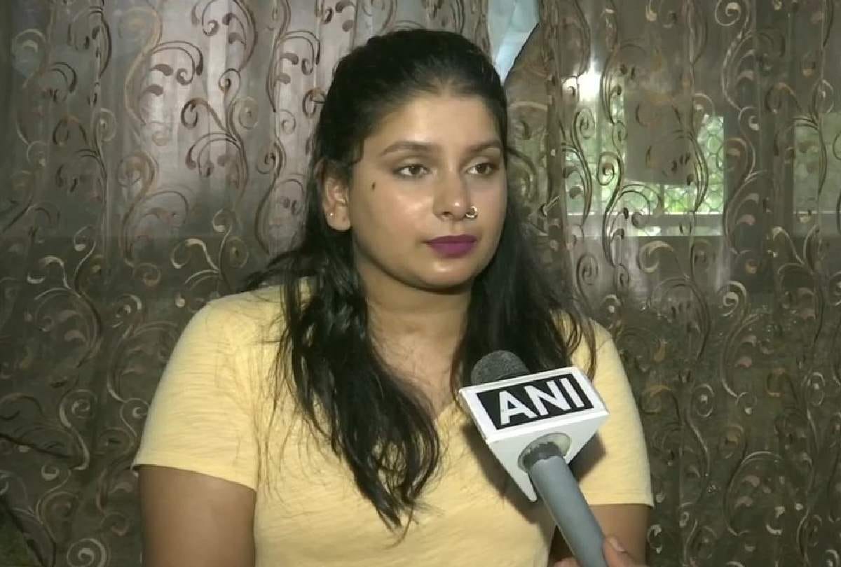 virali modi wheelchair bound woman misbehaved by cisf personnel during checking she want apology