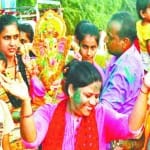 गणेश प्रतिमा को विसर्जित करने ले जाते भक्त
