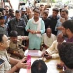 लोगों को समझाती पुलिस।