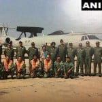 नेत्र विमान के साथ भारतीय वायु सेना के सैनिक