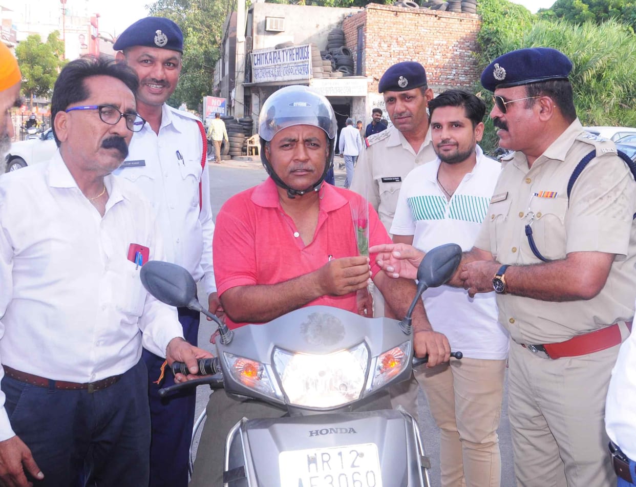 Gave flowers to those who violate traffic rules