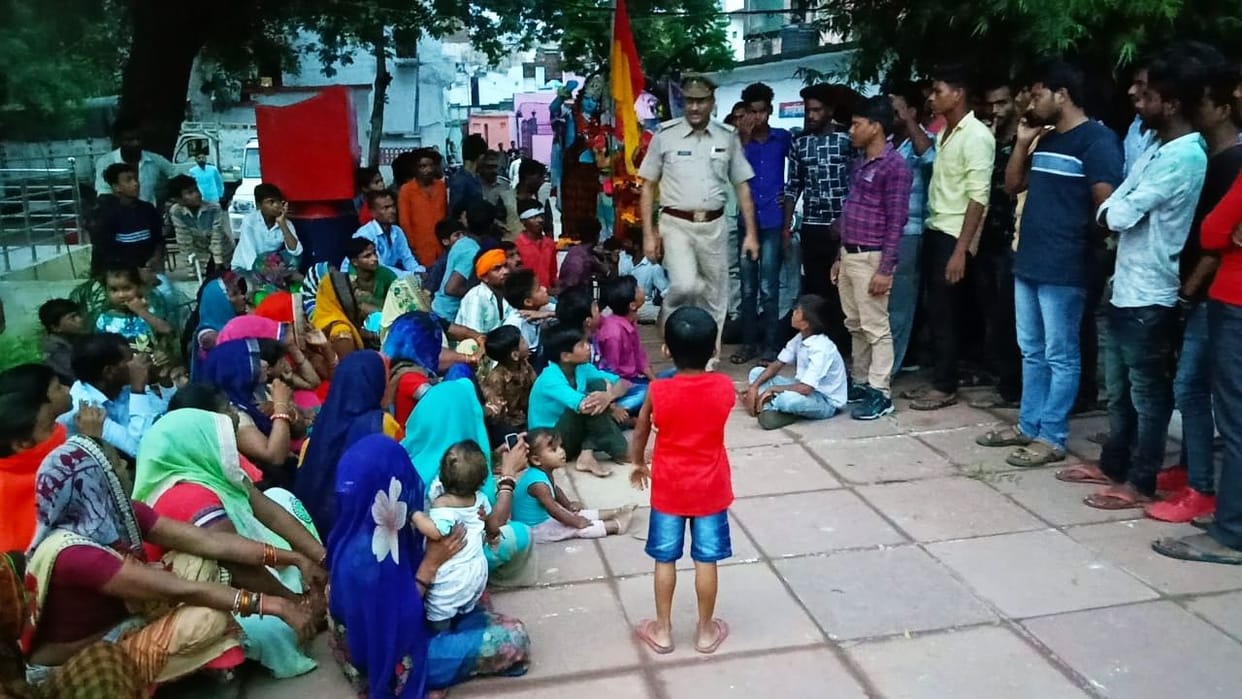 police accquires DJ, protest in police station