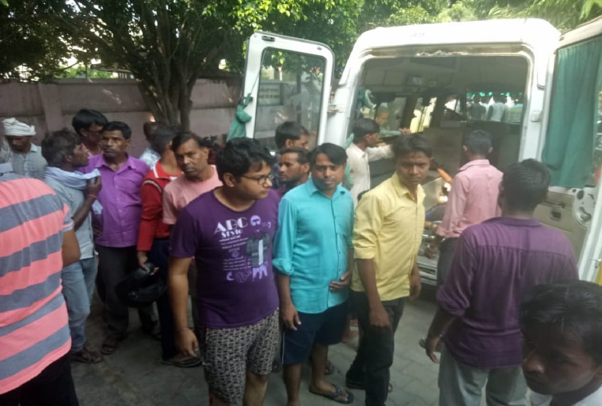 One died and many workers injured in badaun road accident