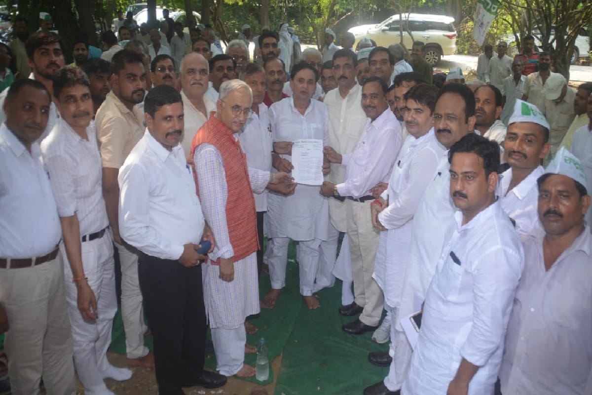 Protest in Baghpat city against increase in electricity rates at Uttar Pradesh