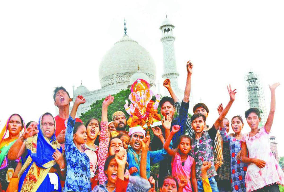 Ganesh Visarjan 2019 in Yamuna River Water By Devotees Agra News