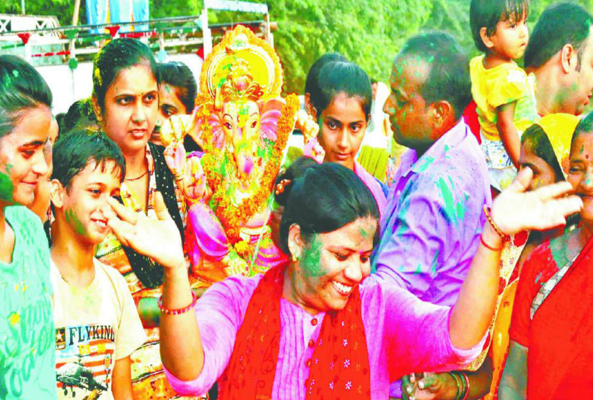 Ganesh Visarjan 2019 in Yamuna River Water By Devotees Agra News