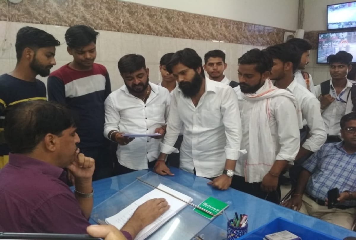 Aligarh Dharma Samaj college student union demands to ban burqa and religious caps in campus