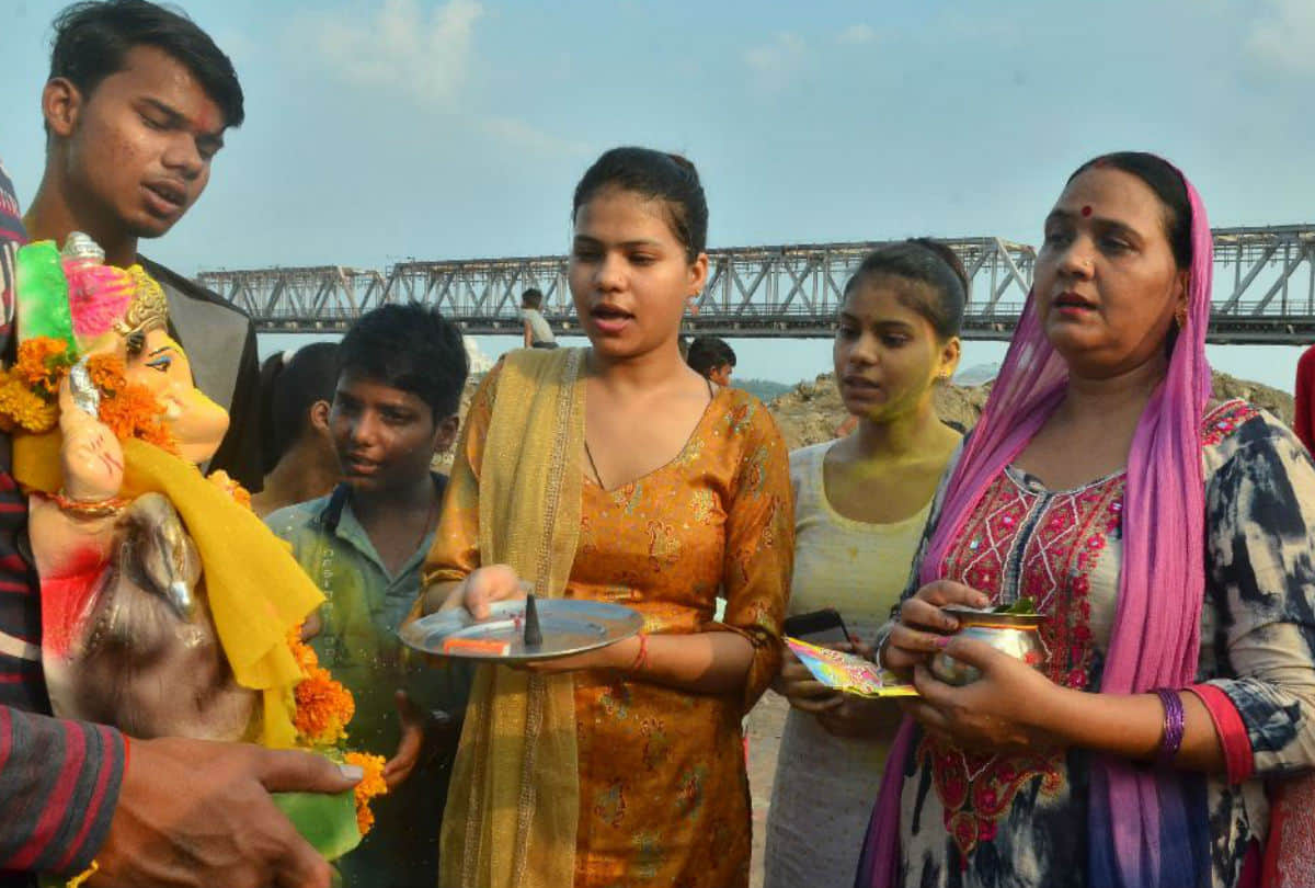 Ganesh Visarjan 2019 in Yamuna River Water By Devotees Agra News