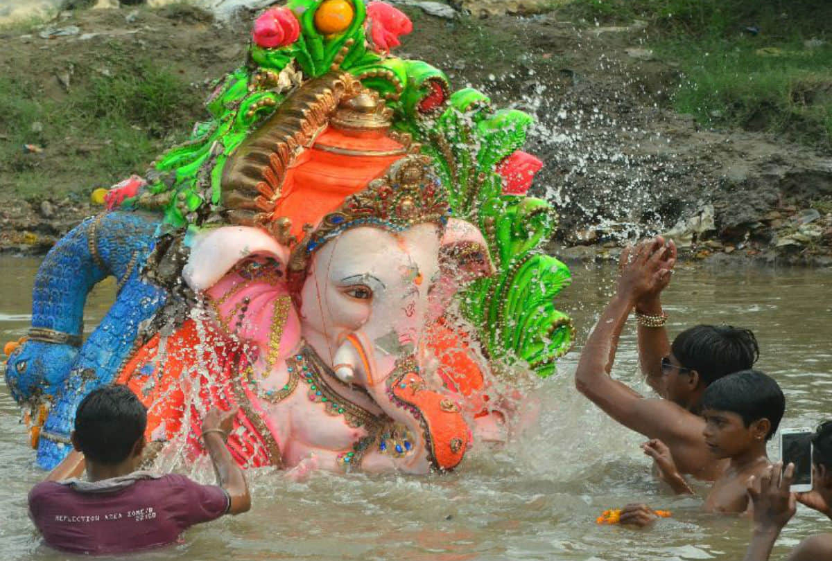 Ganesh Visarjan 2019 in Yamuna River Water By Devotees Agra News