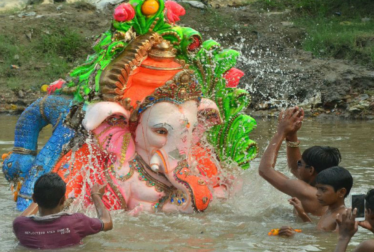 Ganesh Visarjan 2019 in Yamuna River Water By Devotees Agra News
