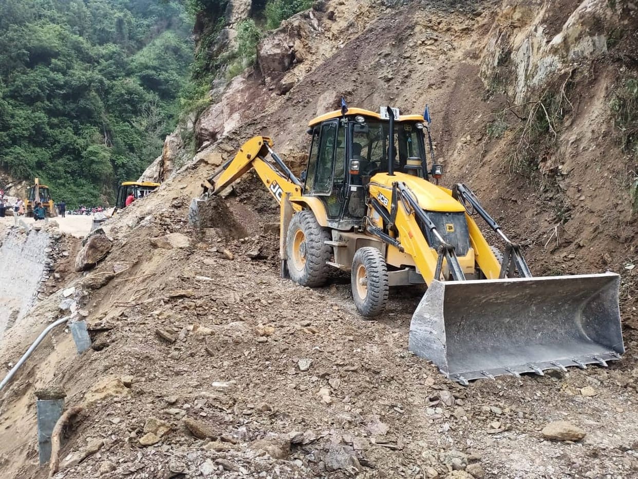 Dehradun News: land slide in mussoorie chakrata road, two vehicle buried