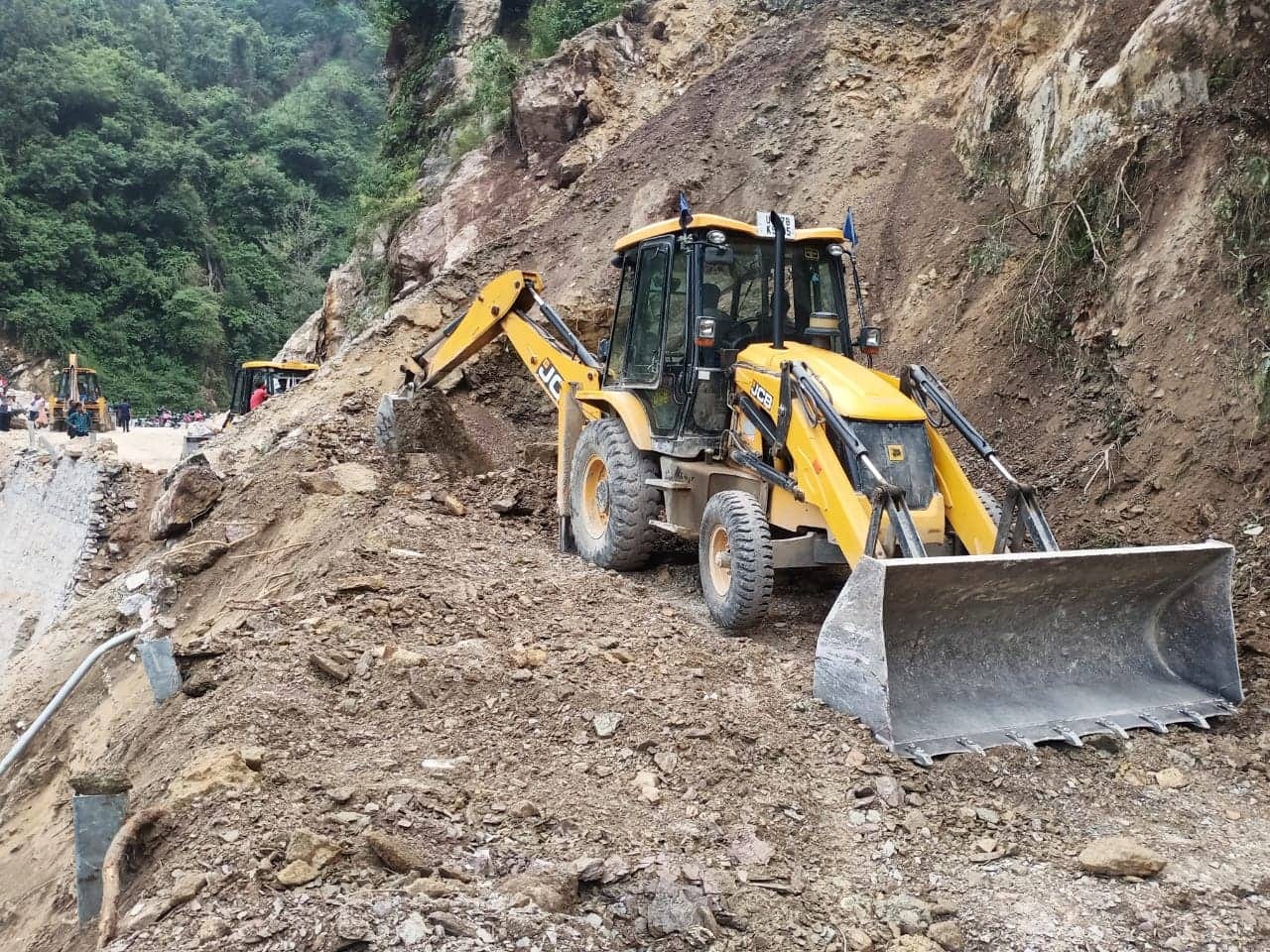 Jammu-Srinagar National Highway not open for fourth day, vehicles and tourists stranded, rescue on