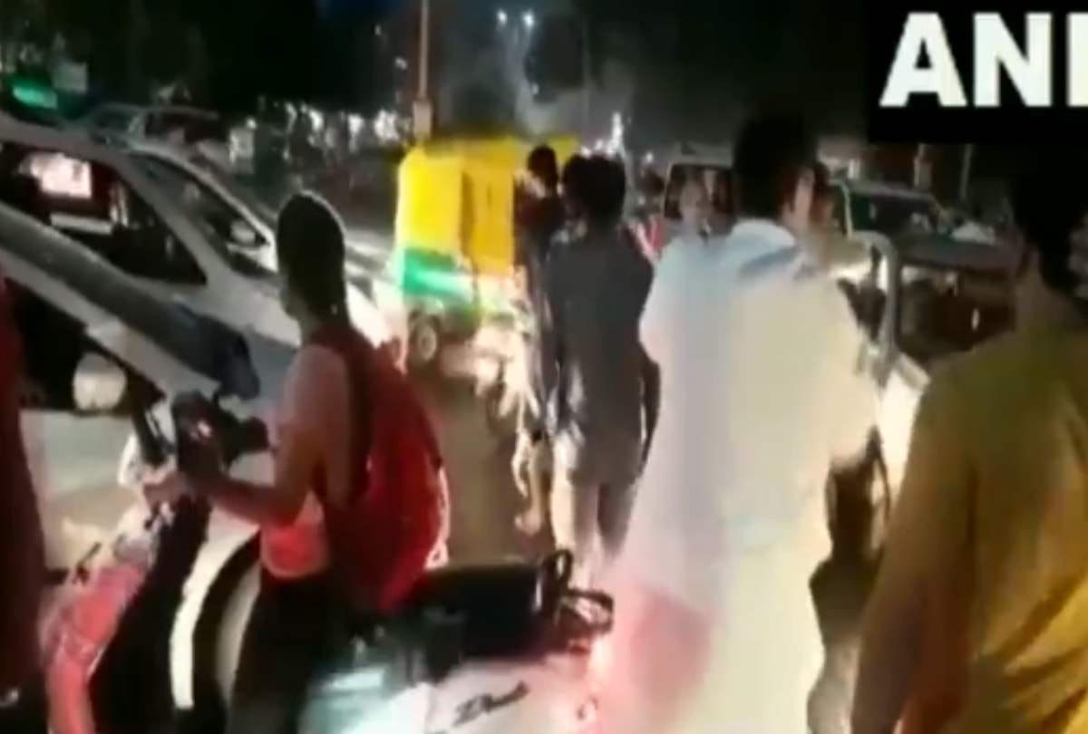 Madhya Pradesh Sports Minister Jitu Patwari helped in managing traffic in Indore