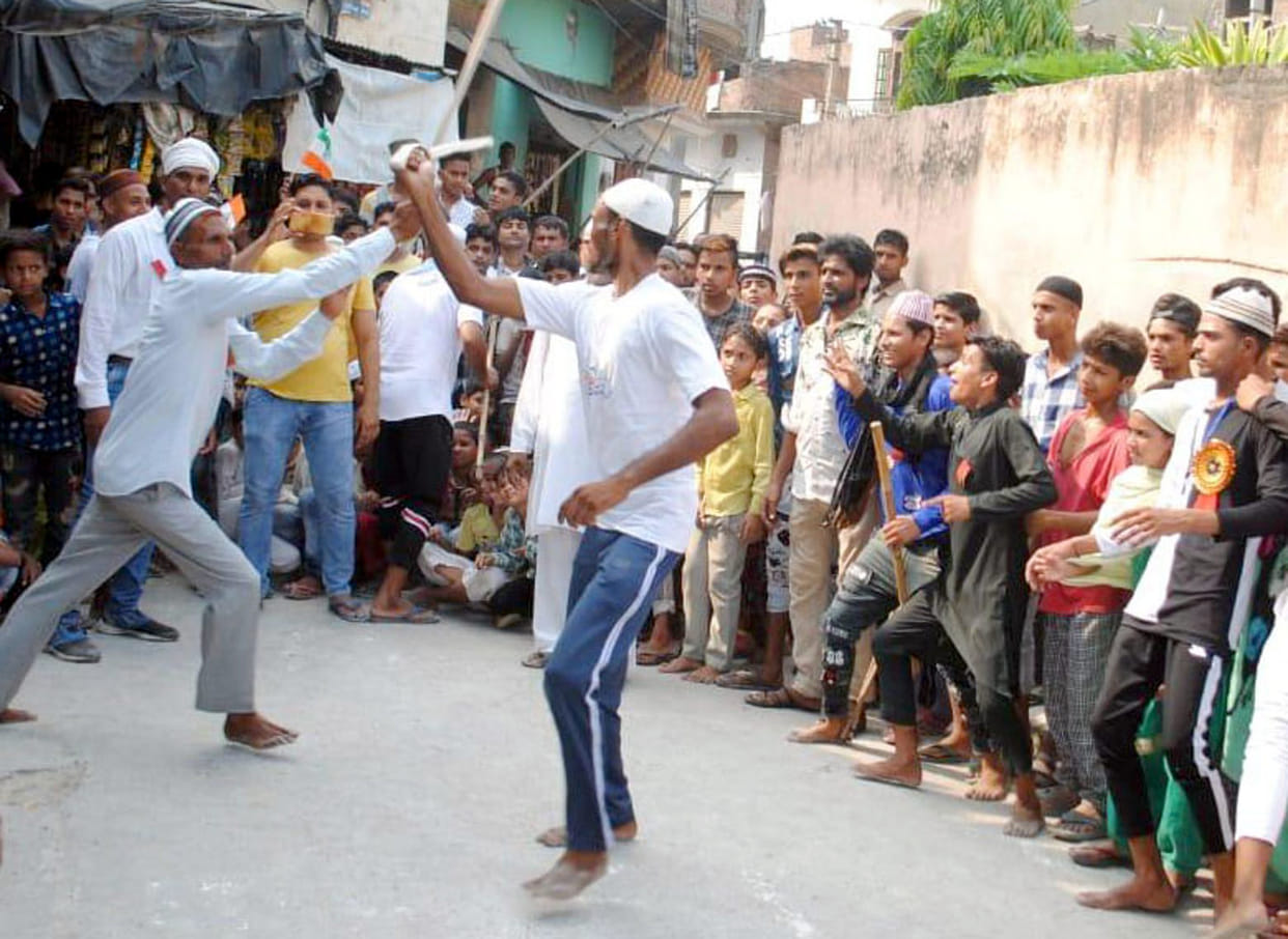 In the procession, the artists showed their tricks