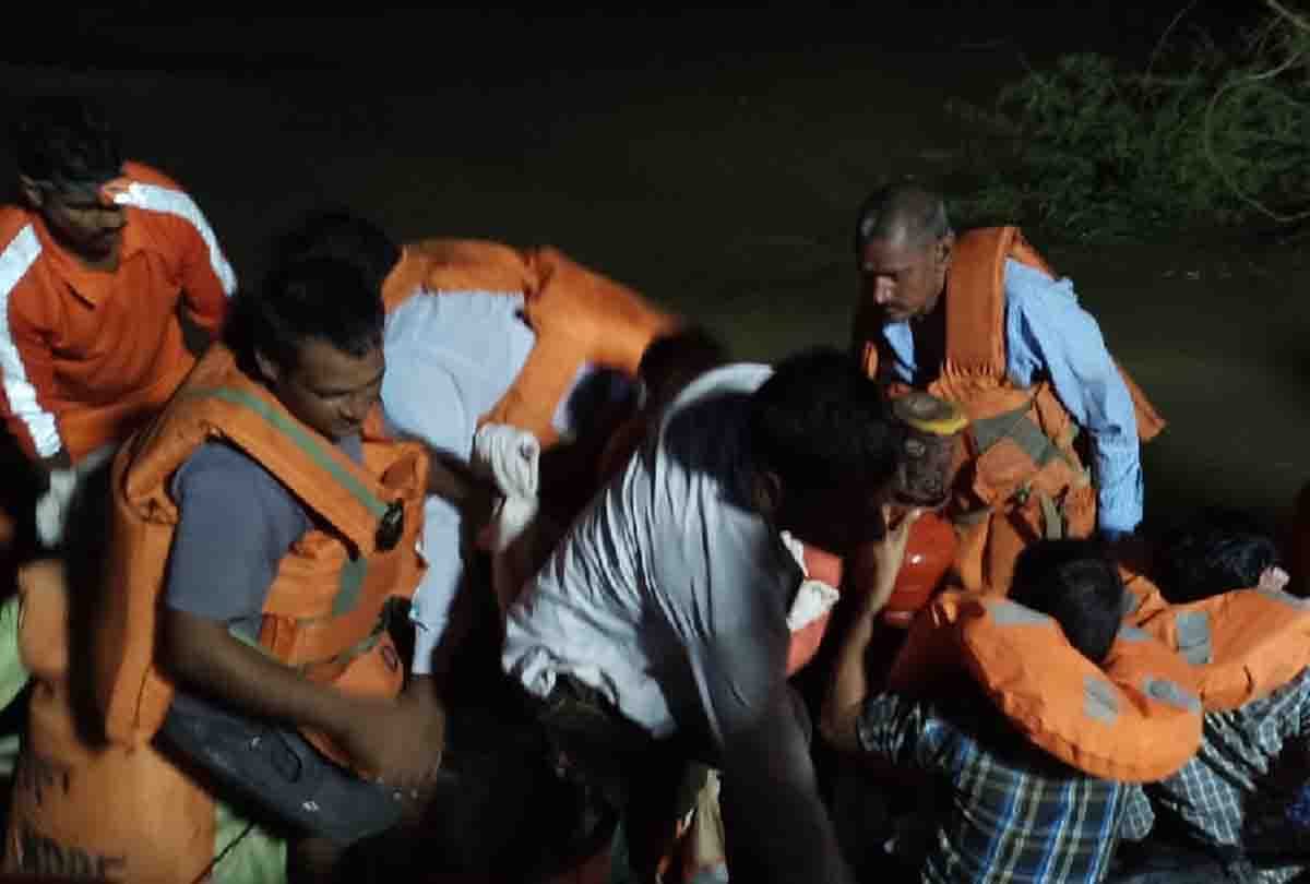 NDRF rescue save 19 people who trapped in Betwa river for 36 hours