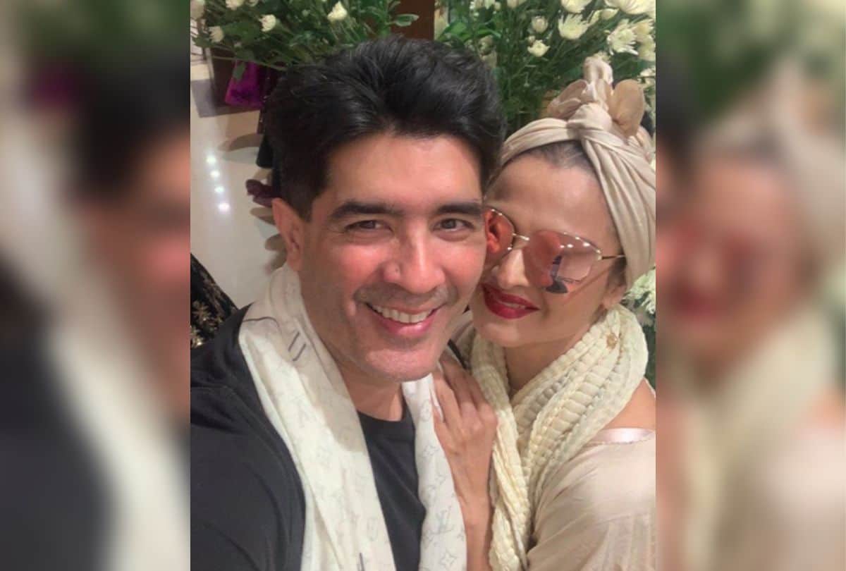 Bollywood News: Rekha Spotted Outside Manish Malhotra House