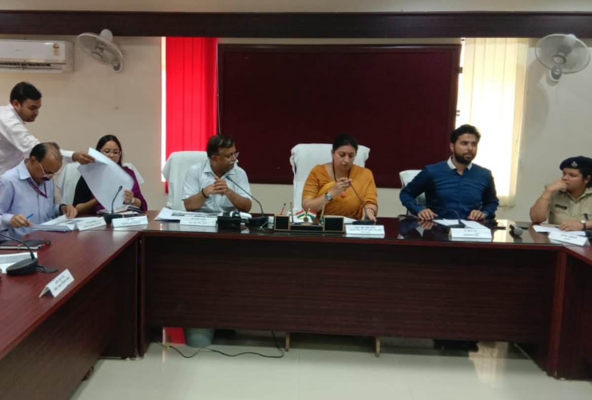 UP News: Cabinet minister Smriti Irani on Amethi visit.