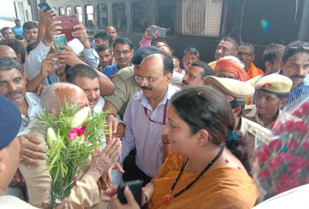 UP News: Cabinet minister Smriti Irani on Amethi visit.