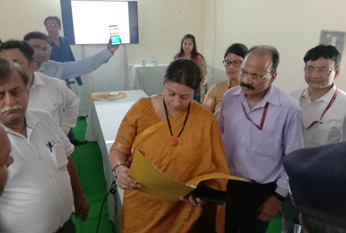 UP News: Cabinet minister Smriti Irani on Amethi visit.