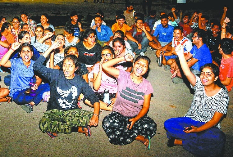 insects found in food in chandigarh university of engineering hostal