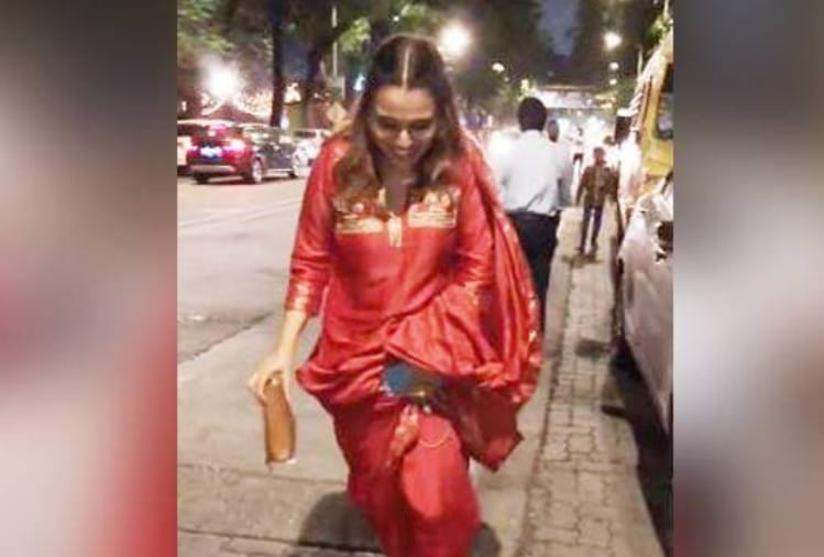 swara bhaskar lost kolhapuri chappal in lalbaghcha mandir