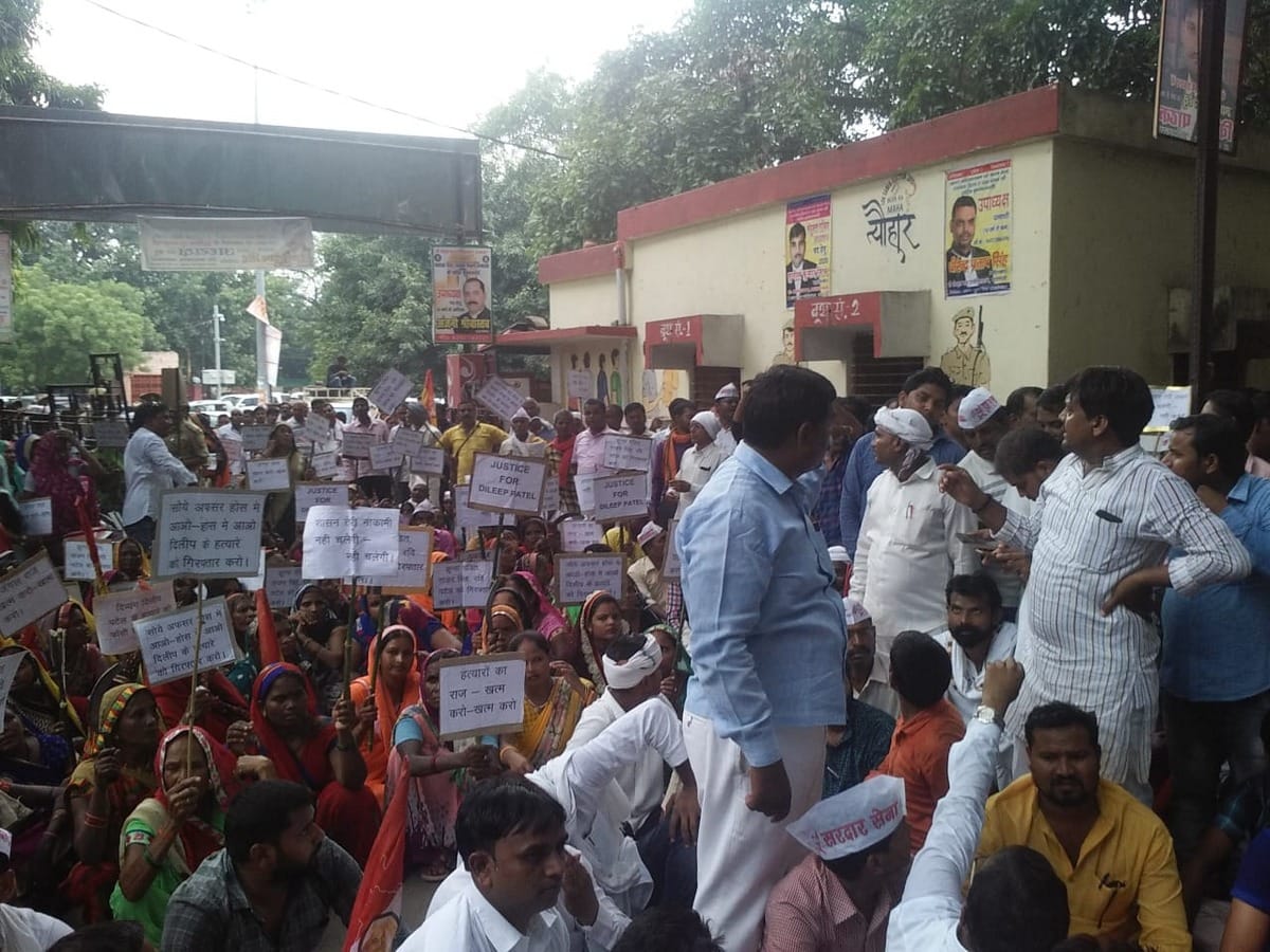 people demand and protest for arrest accused of pan shopkeeper murderer varanasi ssp office