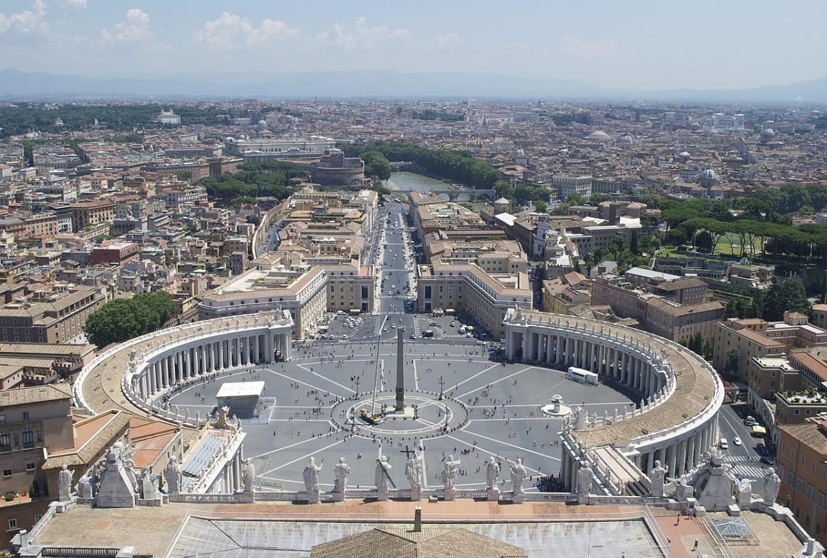 man strips stand naked in vatican st peter church in protest of ukraine war