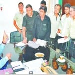 सर्वर फेल होने की आरटीओ अनिल कुमार से शिकायत करते लाइसेंस आवेदक