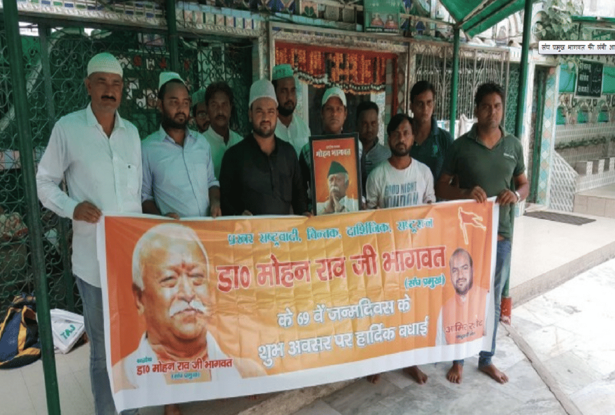 Muslim youths Pray for mohan Bhagwat long life