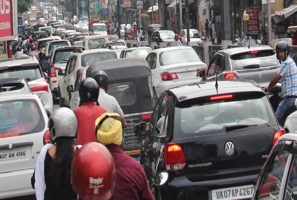 Heavy Traffic jam on dehradun Roads due to shobha yatra public face problem 