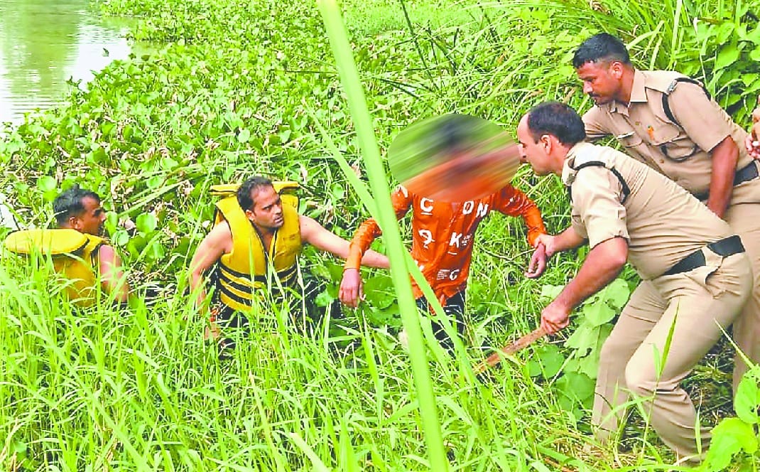 Loot in punjab national bank from two youth near roorkee