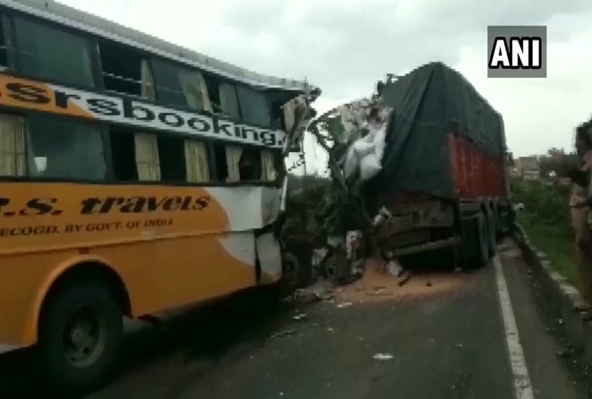 Maharashtra accident on Pune-Bangalore National Highway, five people killed in collision two buses