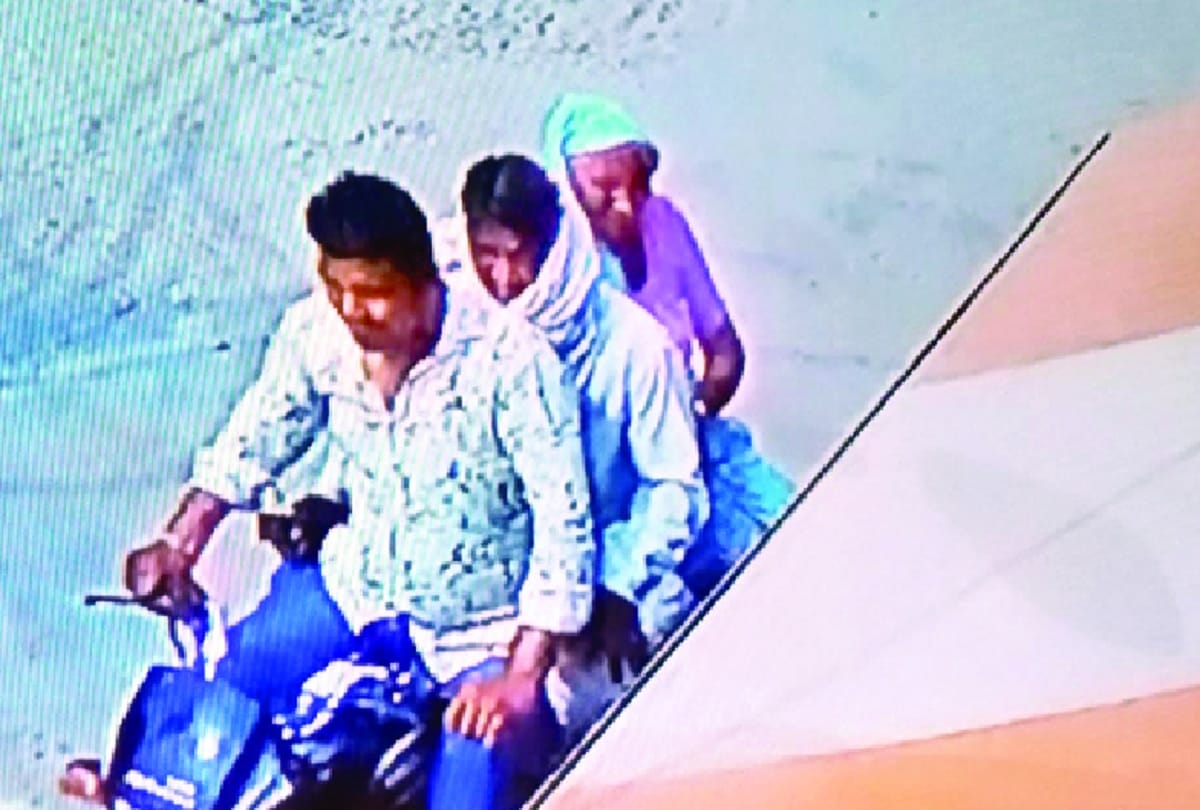 Two bike rider looted three lakh rupees of  Jewellery through old women