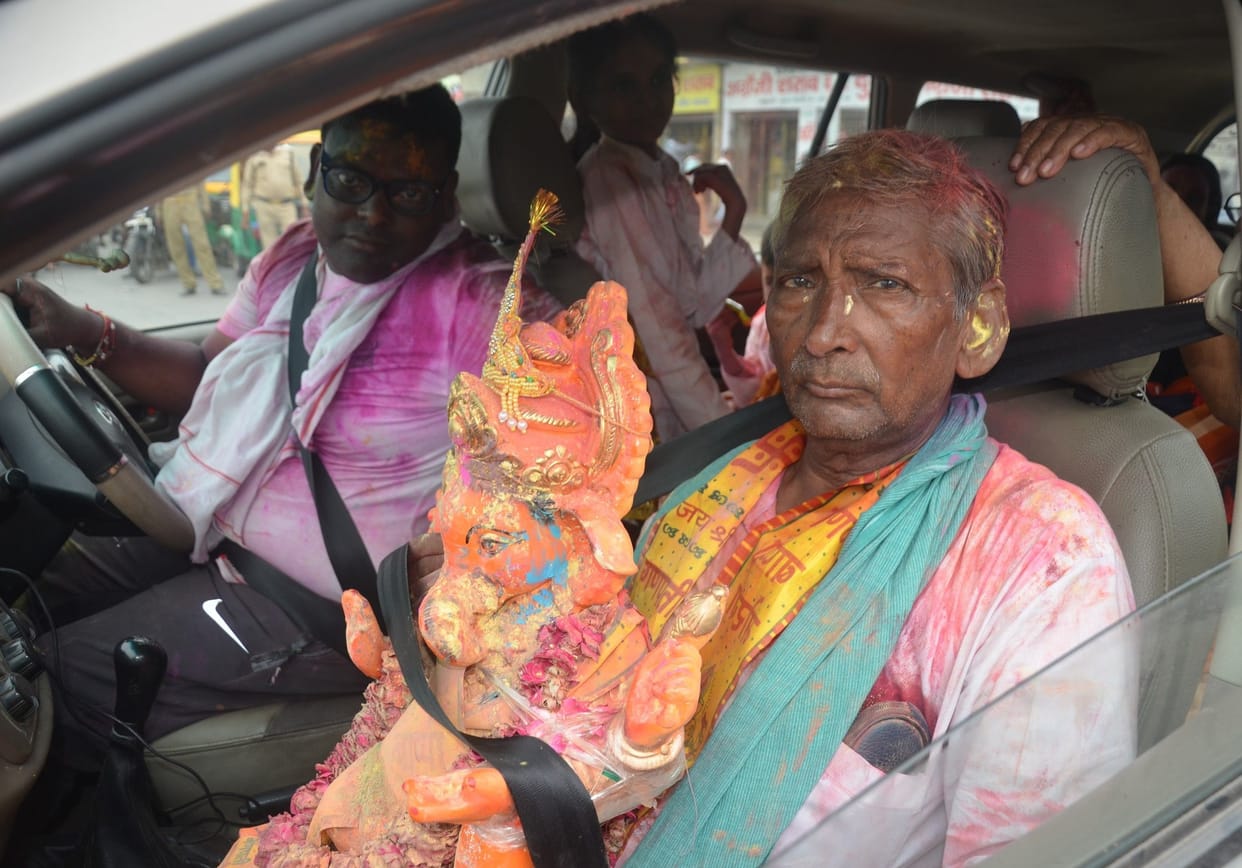 Aligarh: People tied seat belt ganpati for fear to challan