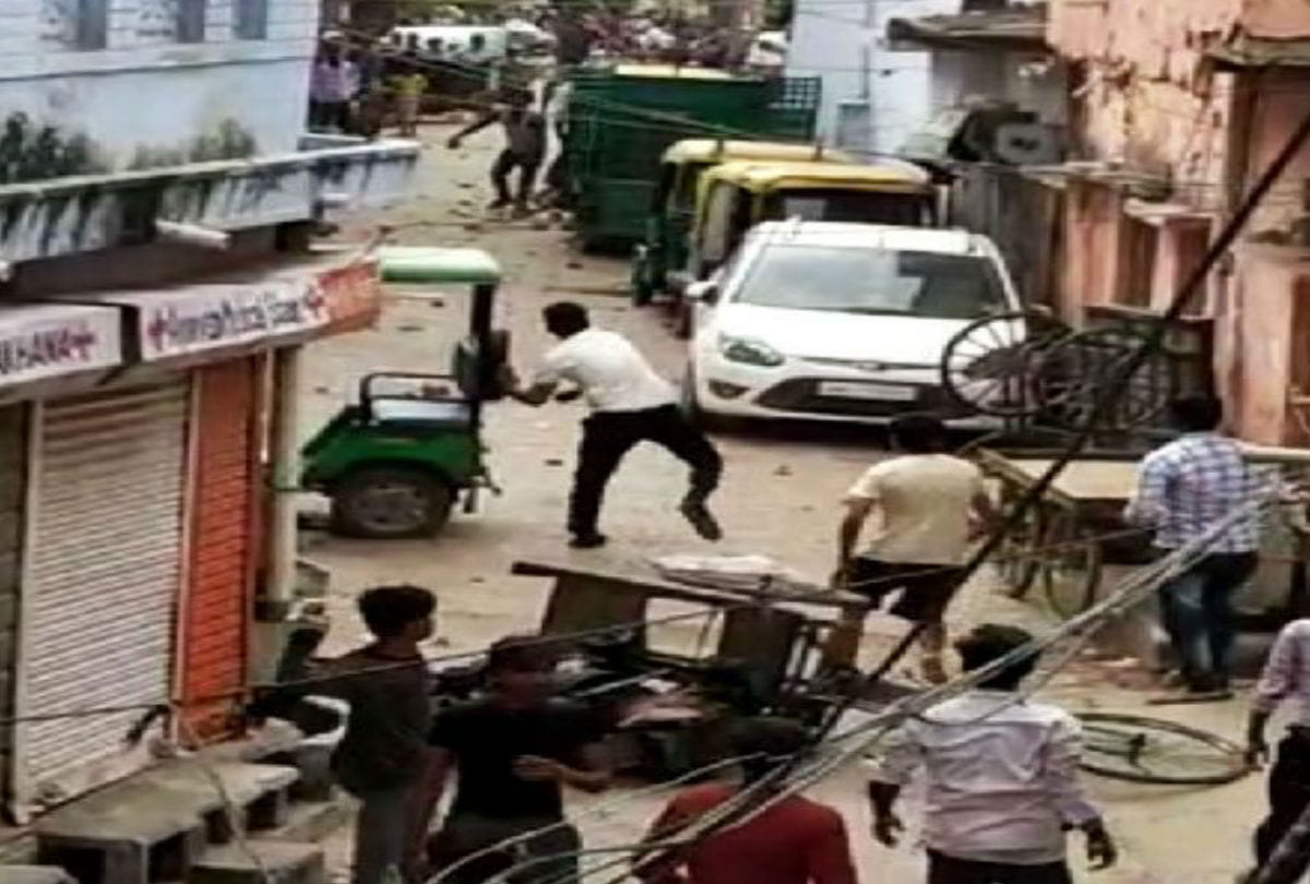 clash and stone pelting in tajganj police station two injured on Ganesh Visarjan