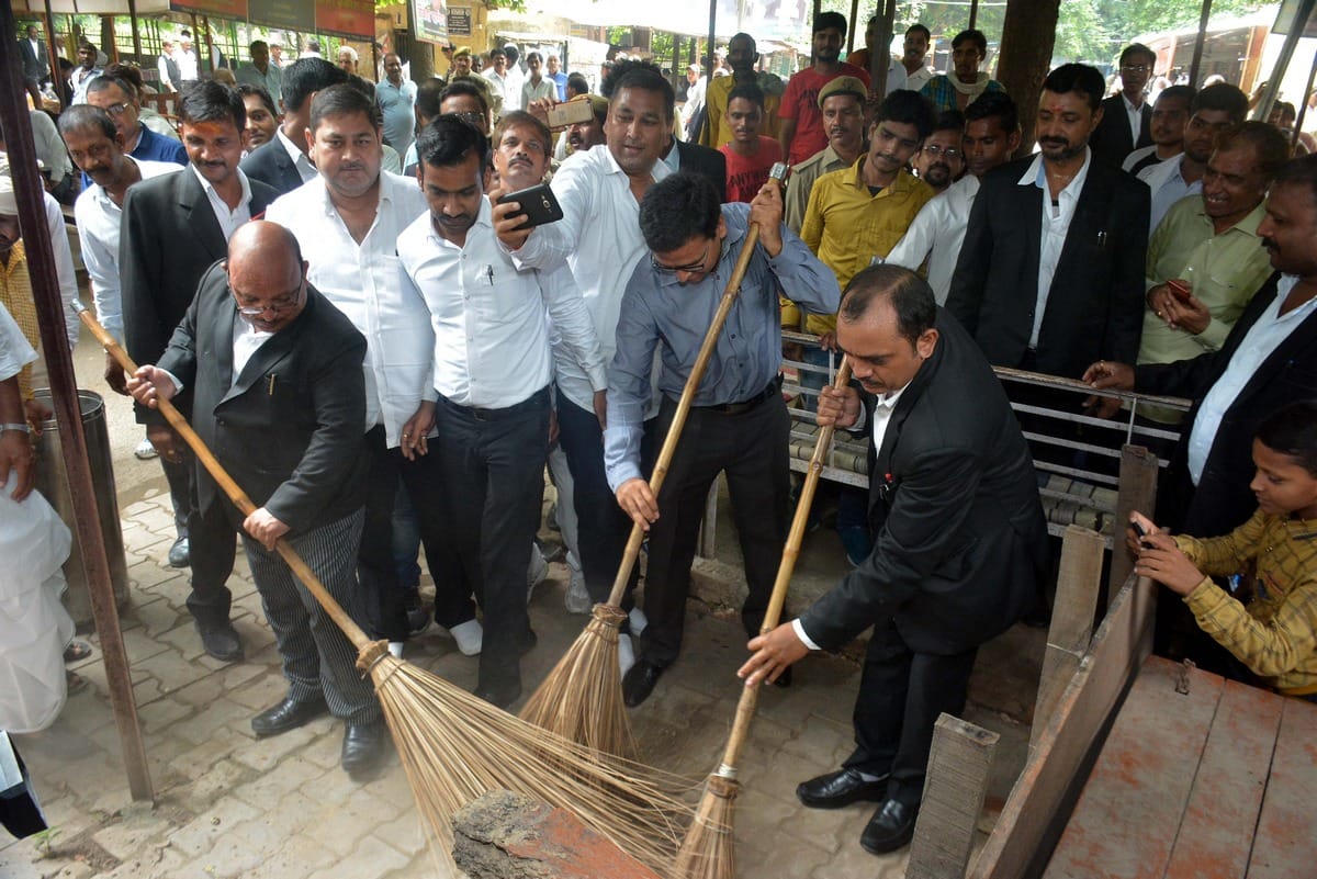 DM and DRM cleaned the railway track office with broom swachh bharat abhiyan in varanasi