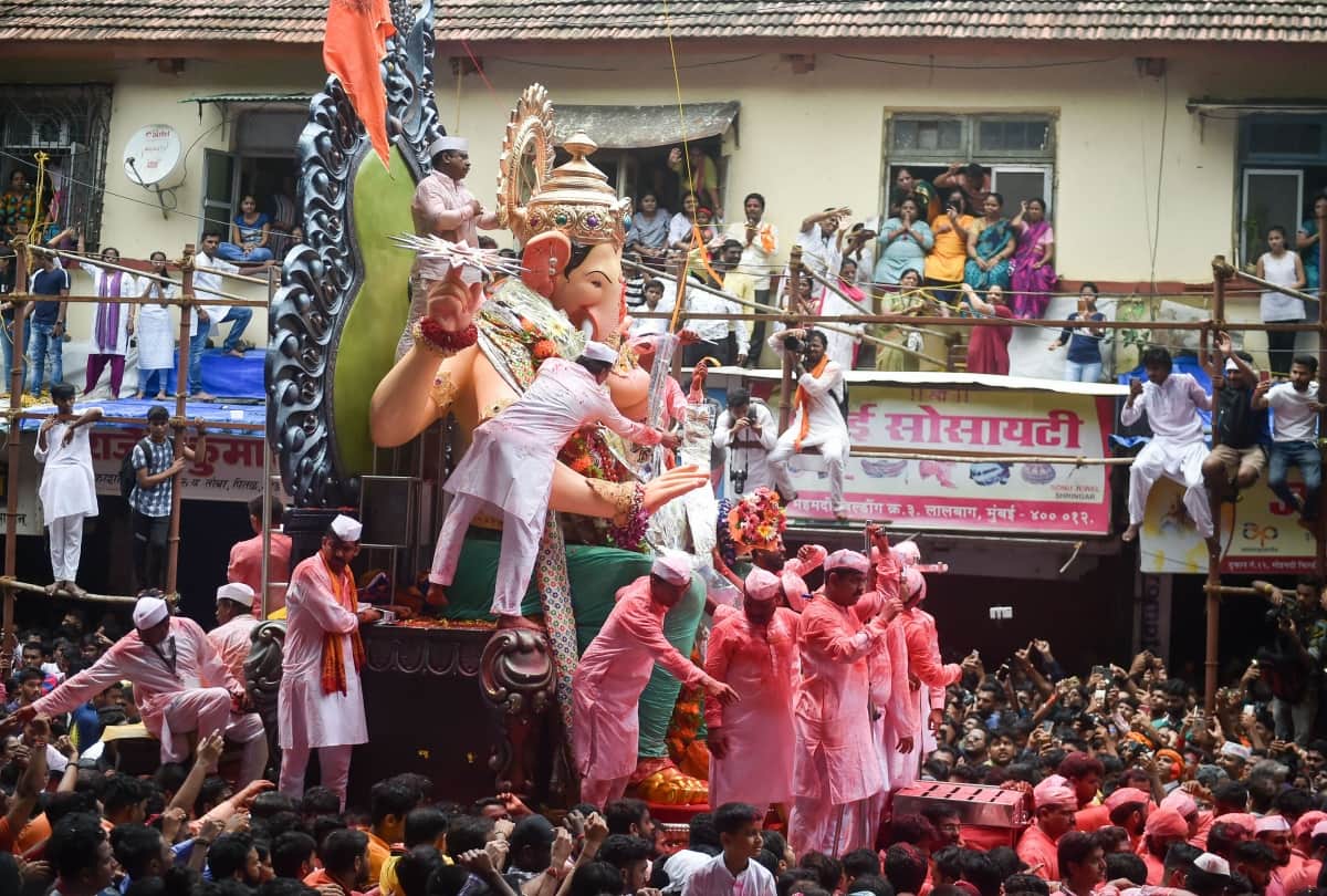 Devotees immersed Ganesh idols with traditional reverence and gaiety