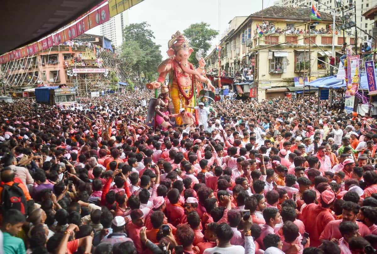 Devotees immersed Ganesh idols with traditional reverence and gaiety