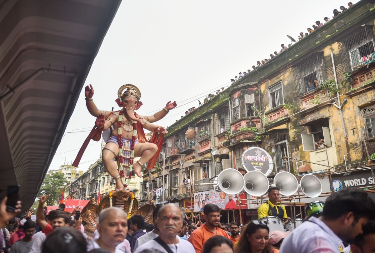 लोग गणपति बप्पा मोरया, अगले बरस तू जल्दी आ के जयकारे बोलते हुए