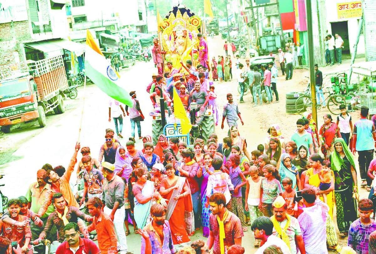 ganesh visarjan in kasganj police stop dj sound system