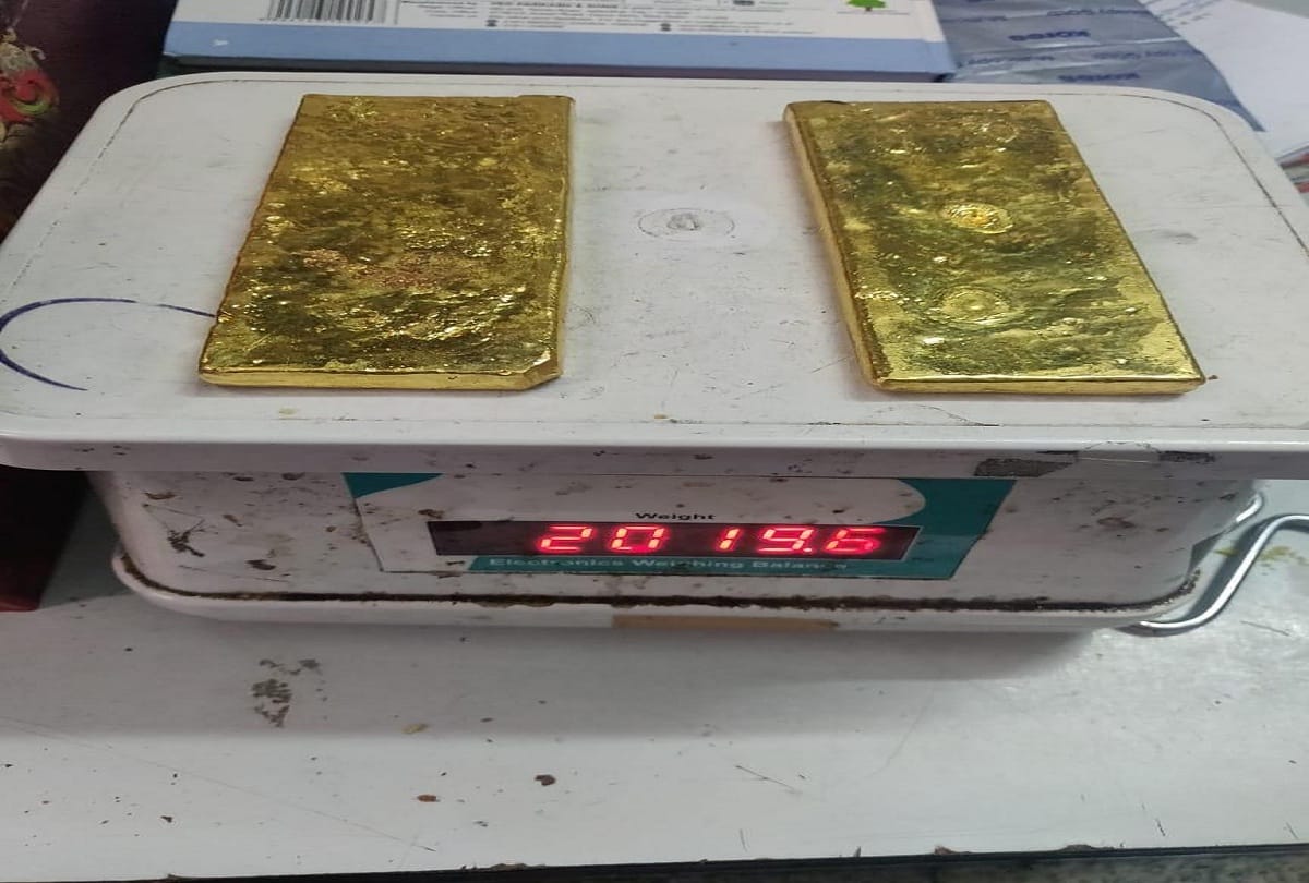 Heavy gold bars recovered from passenger at IGI airport delhi