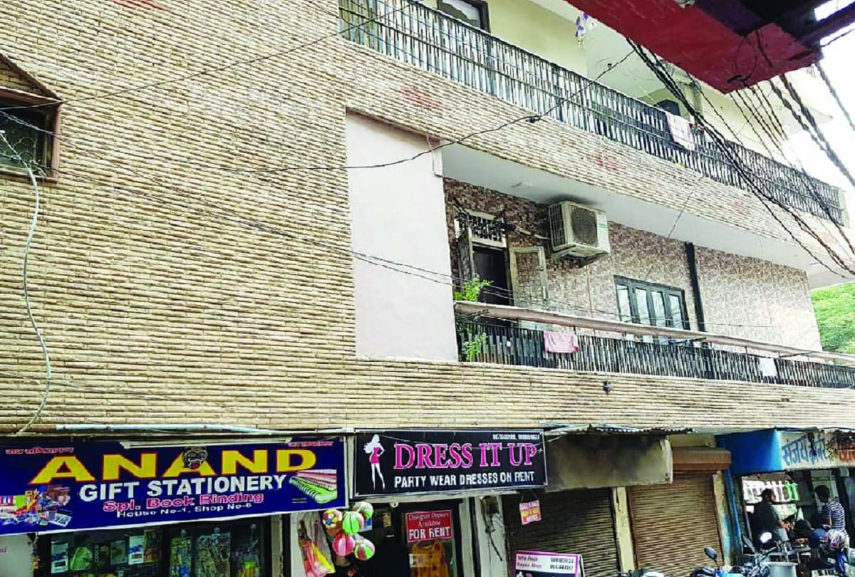 60 lakh looted by making businessmans family hostage in delhi