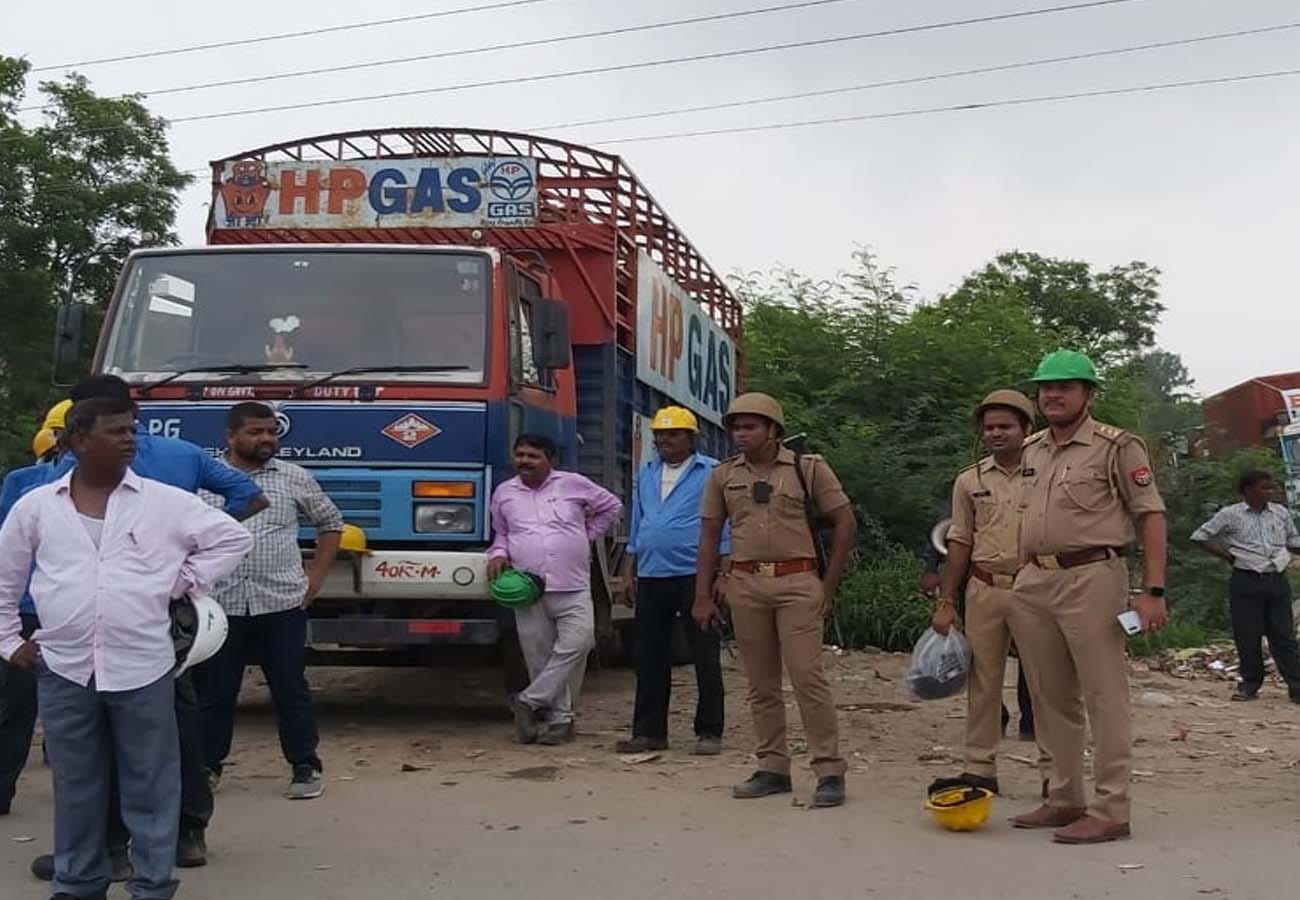 fire in Hindustan Petroleum gas refilling plant in unnao up