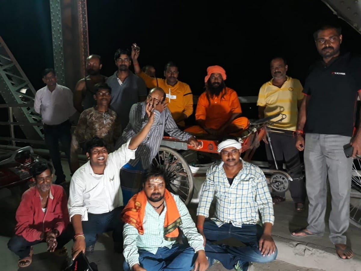 Mangal kewat on strike for non cleaning of Malaviya bridge and throwing dirt in Ganga varanasi