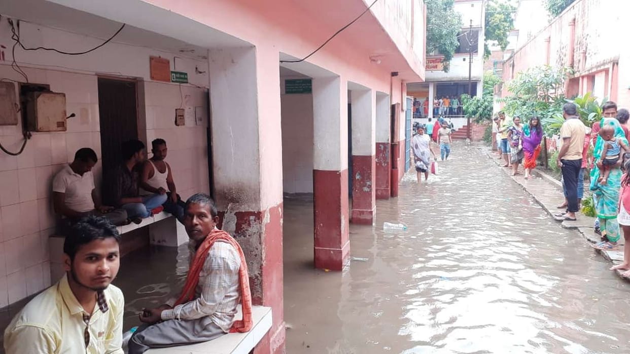 Waterlogging in women's hospital premises, patient upset