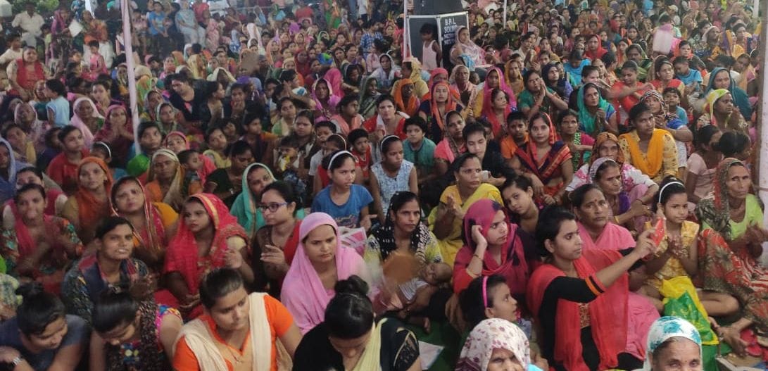 the crowd is comming in ganesh chaturthi  festival