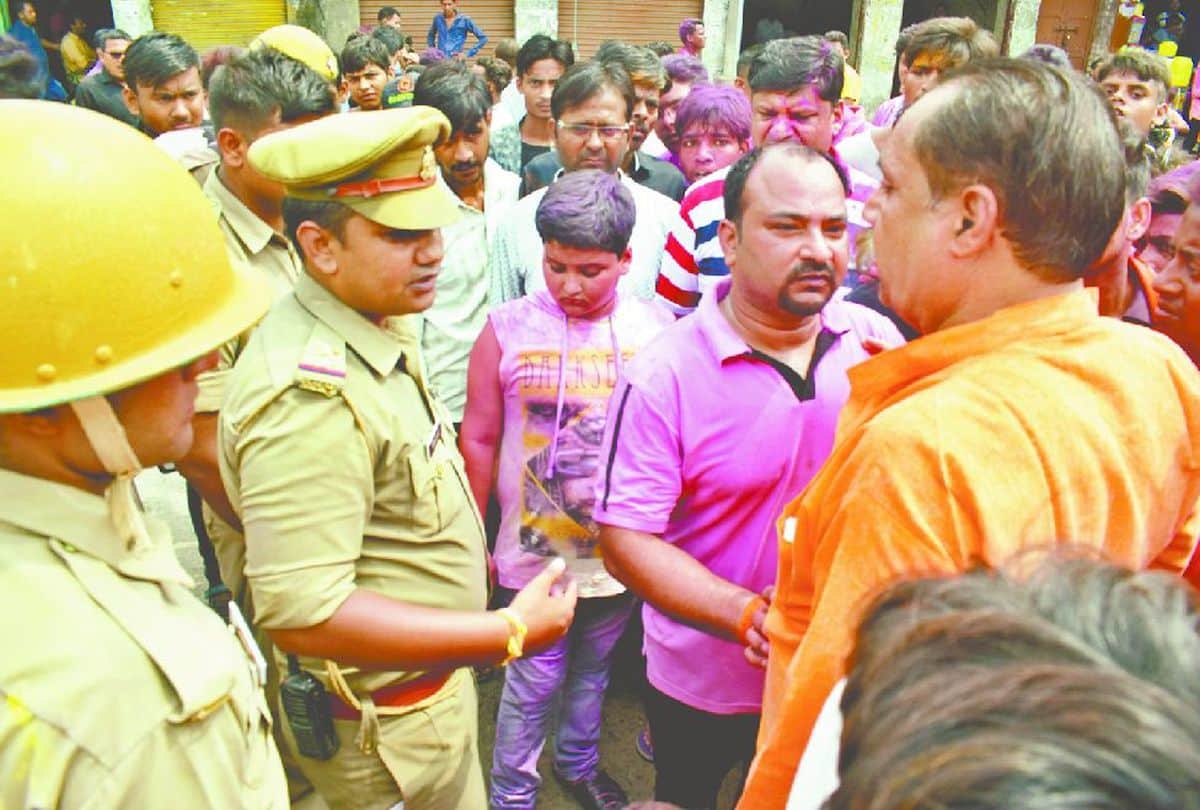 ganesh visarjan in kasganj police stop dj sound system