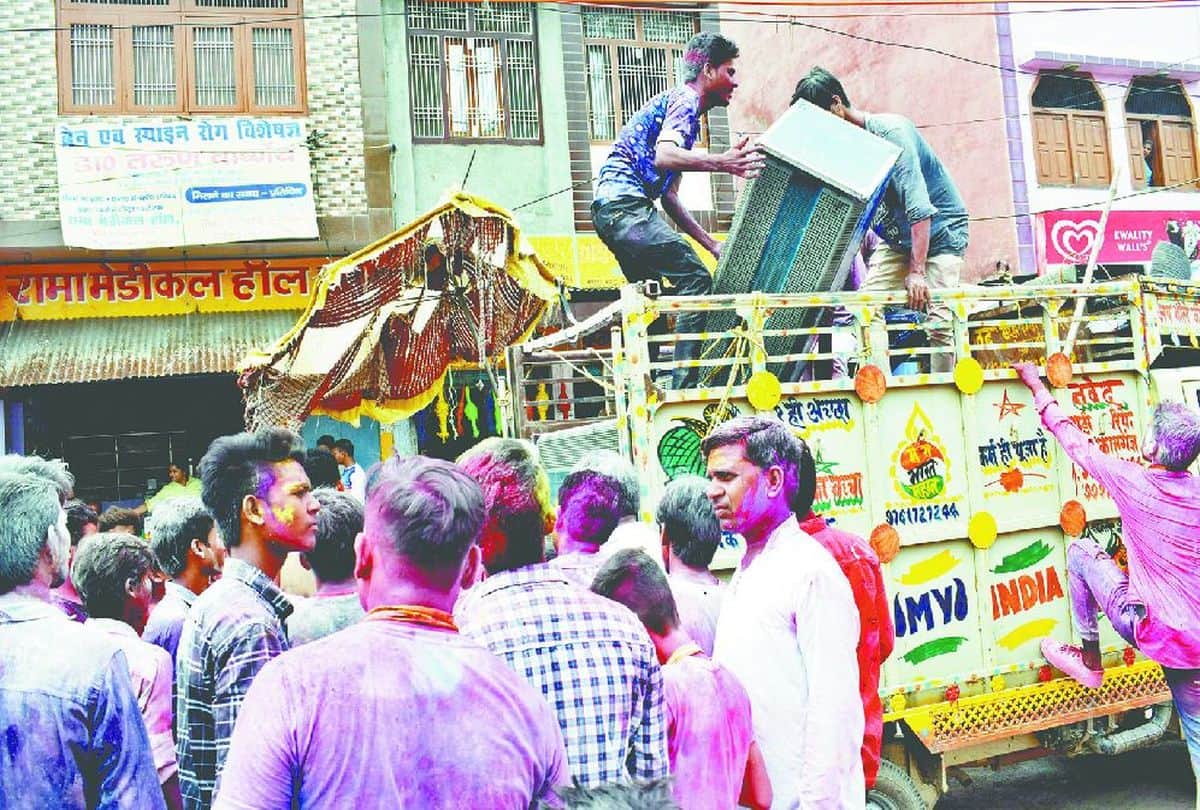 ganesh visarjan in kasganj police stop dj sound system